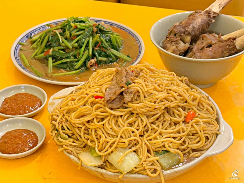 新東羊羊肉料理專賣店 招牌巨無霸羊肉炒麵只要100元 一份抵五份有夠扯! @兔貝比的菲比尋嚐 新東羊羊肉料理專賣店 招牌巨無霸羊肉炒麵只要100元 一份抵五份有夠扯! @兔貝比的菲比尋嚐