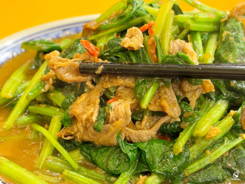 新東羊羊肉料理專賣店 招牌巨無霸羊肉炒麵只要100元 一份抵五份有夠扯！ @兔貝比的菲比尋嚐