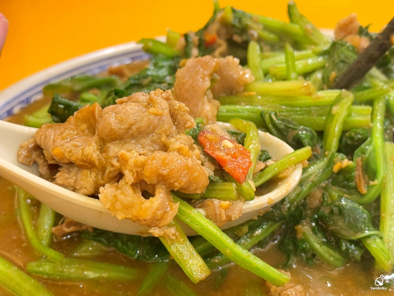 新東羊羊肉料理專賣店 招牌巨無霸羊肉炒麵只要100元 一份抵五份有夠扯！ @兔貝比的菲比尋嚐