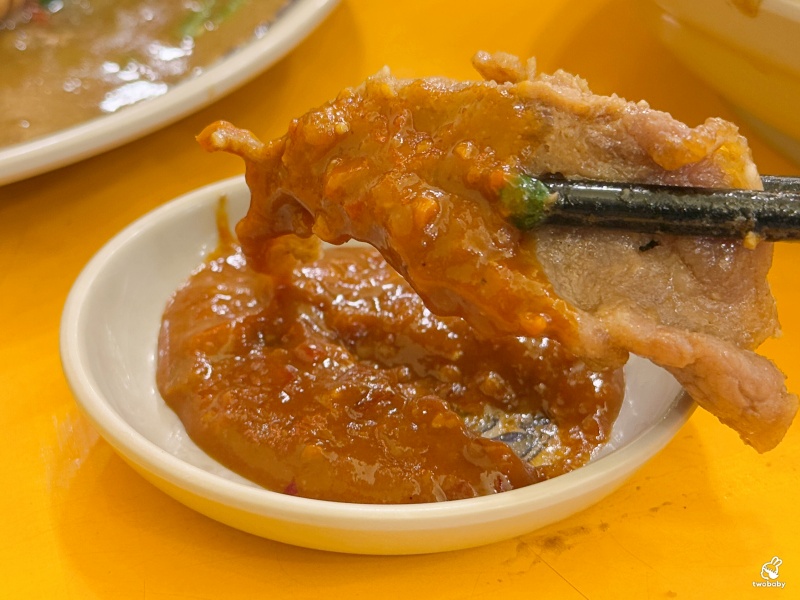 新東羊羊肉料理專賣店 招牌巨無霸羊肉炒麵只要100元 一份抵五份有夠扯! @兔貝比的菲比尋嚐 新東羊羊肉料理專賣店 招牌巨無霸羊肉炒麵只要100元 一份抵五份有夠扯! @兔貝比的菲比尋嚐