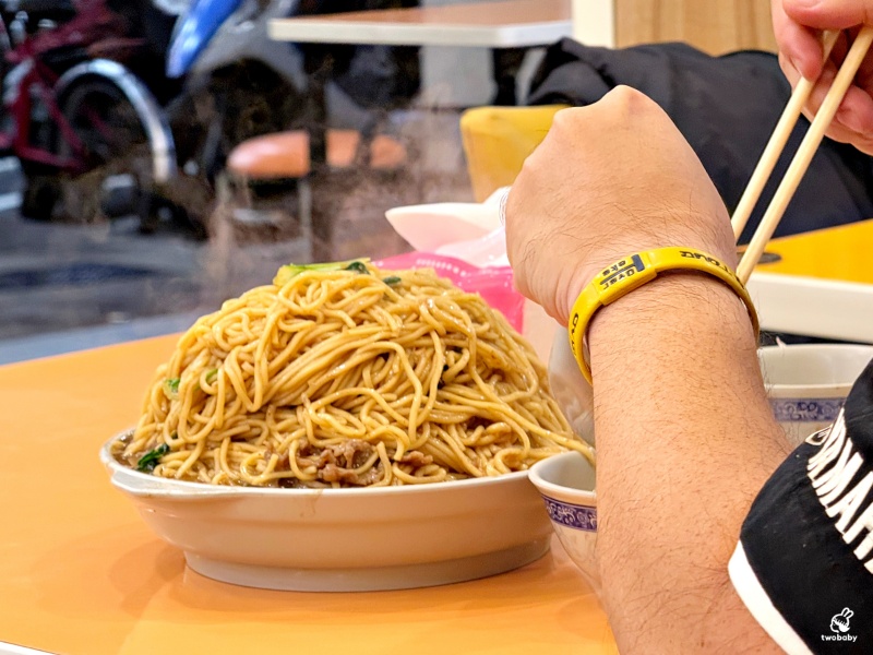 新東羊羊肉料理專賣店 招牌巨無霸羊肉炒麵只要100元 一份抵五份有夠扯！ @兔貝比的菲比尋嚐