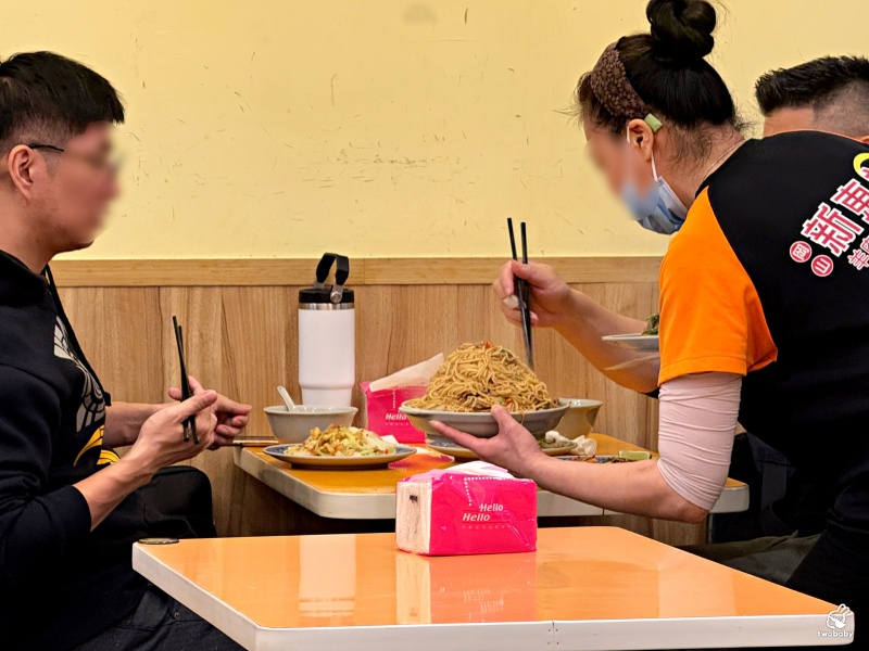 新東羊羊肉料理專賣店 招牌巨無霸羊肉炒麵只要100元 一份抵五份有夠扯! @兔貝比的菲比尋嚐 新東羊羊肉料理專賣店 招牌巨無霸羊肉炒麵只要100元 一份抵五份有夠扯! @兔貝比的菲比尋嚐