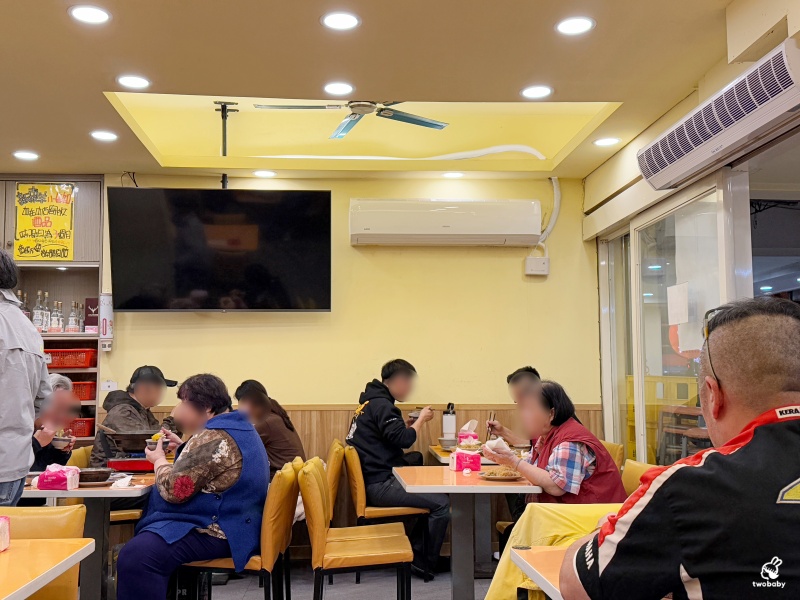新東羊羊肉料理專賣店 招牌巨無霸羊肉炒麵只要100元 一份抵五份有夠扯! @兔貝比的菲比尋嚐 新東羊羊肉料理專賣店 招牌巨無霸羊肉炒麵只要100元 一份抵五份有夠扯! @兔貝比的菲比尋嚐