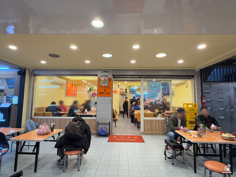 新東羊羊肉料理專賣店 招牌巨無霸羊肉炒麵只要100元 一份抵五份有夠扯! @兔貝比的菲比尋嚐 新東羊羊肉料理專賣店 招牌巨無霸羊肉炒麵只要100元 一份抵五份有夠扯! @兔貝比的菲比尋嚐