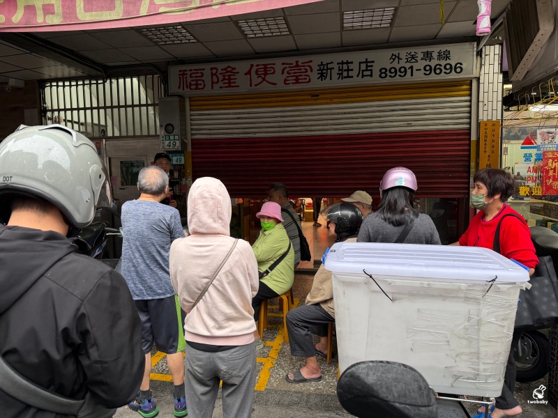 福隆一嘉便當 在地人激推的福隆便當 只賣單一品項 開店不到2小時就完售 有夠狂！ @兔貝比的菲比尋嚐