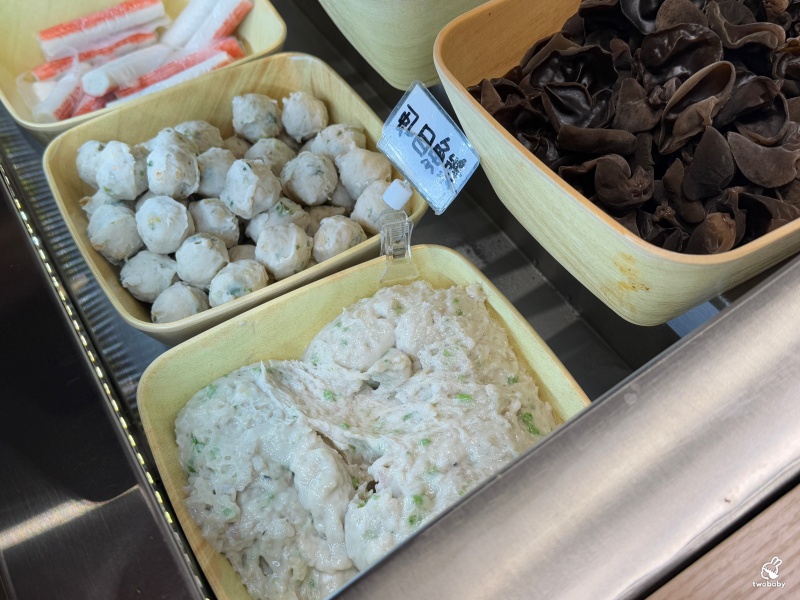 老先覺麻辣窯燒鍋PLUS新莊中原店 推出全新2.0升級版 平日午餐限定＋38元 蔬食火鍋料飲料自助吃到飽！ @兔貝比的菲比尋嚐