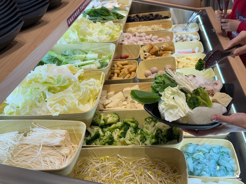 老先覺麻辣窯燒鍋PLUS新莊中原店 推出全新2.0升級版 平日午餐限定＋38元 蔬食火鍋料飲料自助吃到飽！ @兔貝比的菲比尋嚐