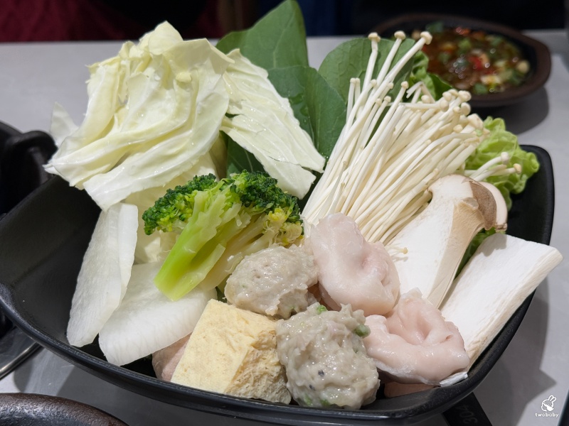 老先覺麻辣窯燒鍋PLUS新莊中原店 推出全新2.0升級版 平日午餐限定＋38元 蔬食火鍋料飲料自助吃到飽！ @兔貝比的菲比尋嚐
