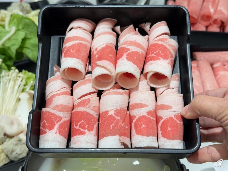 老先覺麻辣窯燒鍋PLUS新莊中原店 推出全新2.0升級版 平日午餐限定＋38元 蔬食火鍋料飲料自助吃到飽！ @兔貝比的菲比尋嚐
