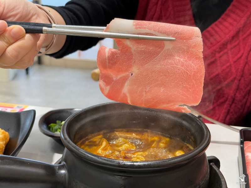 老先覺麻辣窯燒鍋PLUS新莊中原店 推出全新2.0升級版 平日午餐限定＋38元 蔬食火鍋料飲料自助吃到飽！ @兔貝比的菲比尋嚐