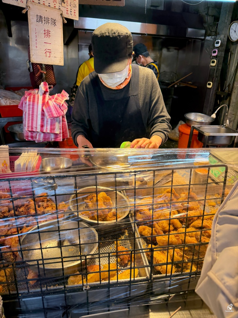 奇郁炸雞 黃昏市場秒殺炸雞 鮮嫩雞肉外酥內多汁 起手式就是2大袋！ @兔貝比的菲比尋嚐