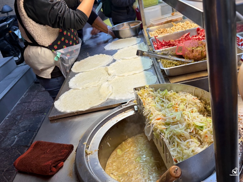 阿霞潤餅 超過30年潤餅老店 永遠都在排隊 不到3小時就銷售一空! @兔貝比的菲比尋嚐 阿霞潤餅 超過30年潤餅老店 永遠都在排隊 不到3小時就銷售一空! @兔貝比的菲比尋嚐