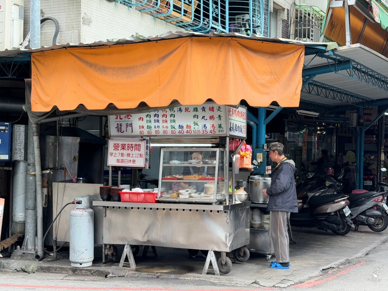 北港龍門鴨肉羹 在地飄香30年的傳統小吃 鮮甜濃郁的鴨肉羹 一定要加辣椒粉才過癮！ @兔貝比的菲比尋嚐