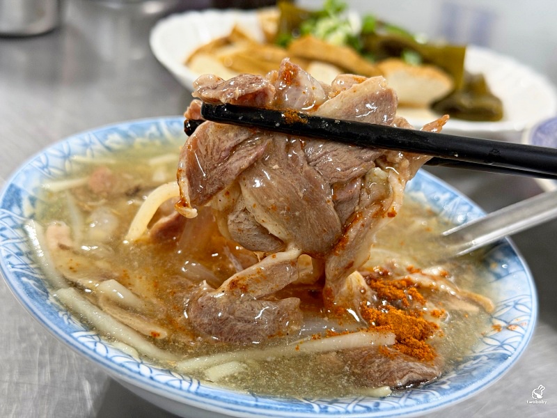 北港龍門鴨肉羹 在地飄香30年的傳統小吃 鮮甜濃郁的鴨肉羹 一定要加辣椒粉才過癮！ @兔貝比的菲比尋嚐