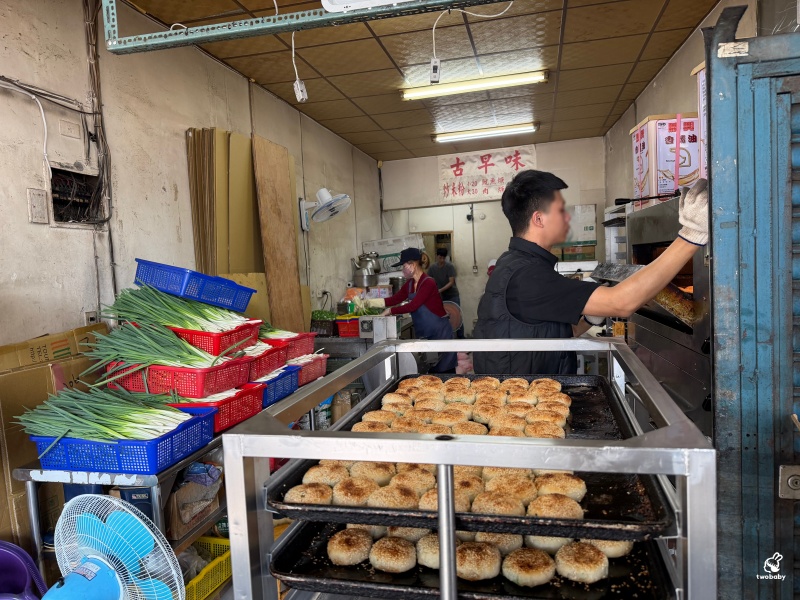 萬大蟹殼黃碳烤燒餅店 台北最強蟹殼黃一出爐就秒殺 拜託要買整盒 不然會後悔！ @兔貝比的菲比尋嚐