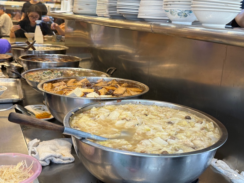 陳家莊滷肉飯 土城人氣小吃店 招牌豬腳香Q帶勁 小魚乾辣醬超下飯！ @兔貝比的菲比尋嚐