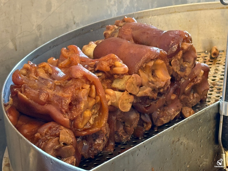 陳家莊滷肉飯 土城人氣小吃店 招牌豬腳香Q帶勁 小魚乾辣醬超下飯！ @兔貝比的菲比尋嚐