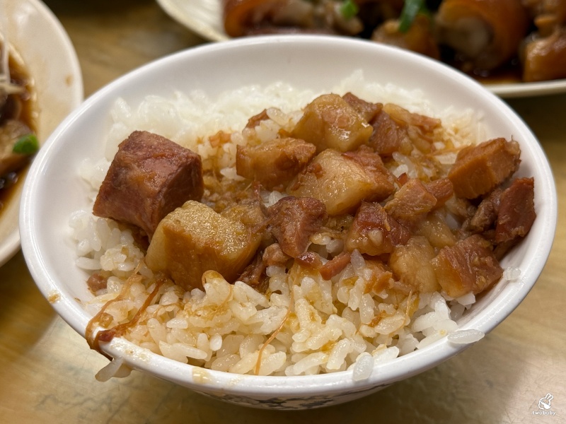 陳家莊滷肉飯 土城人氣小吃店 招牌豬腳香Q帶勁 小魚乾辣醬超下飯！ @兔貝比的菲比尋嚐