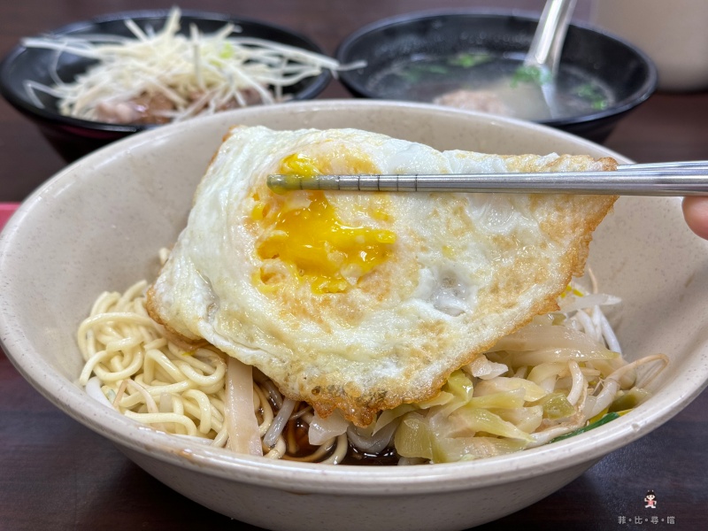 阿伯蛋包麵 一種麵就賣了一甲子 凌晨3點半開始營業 在地人必吃的深夜美食！ @兔貝比的菲比尋嚐