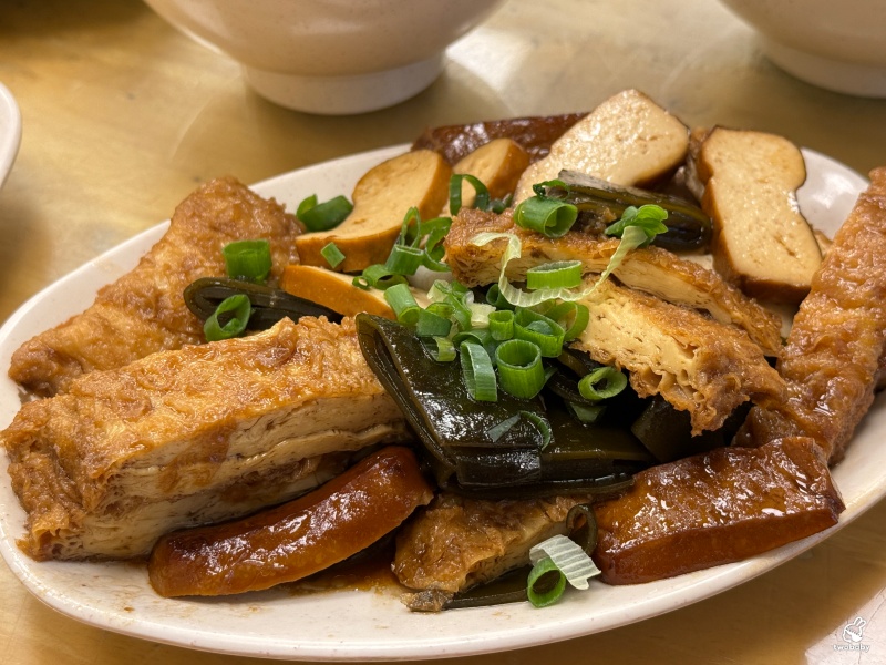 陳家莊滷肉飯 土城人氣小吃店 招牌豬腳香Q帶勁 小魚乾辣醬超下飯！ @兔貝比的菲比尋嚐