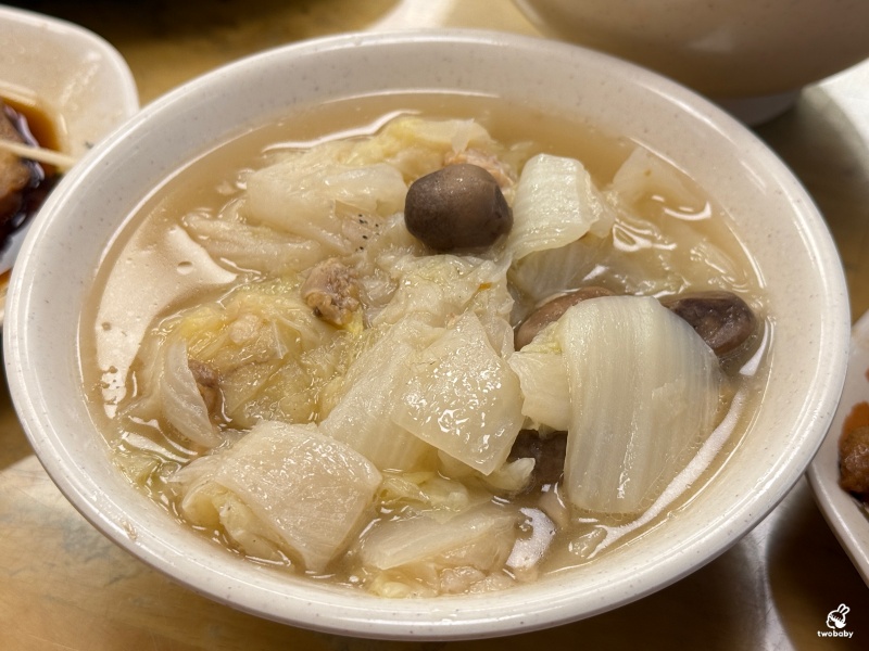 陳家莊滷肉飯 土城人氣小吃店 招牌豬腳香Q帶勁 小魚乾辣醬超下飯！ @兔貝比的菲比尋嚐