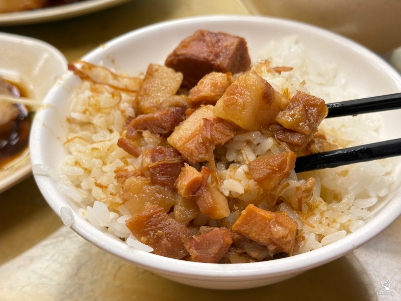 陳家莊滷肉飯 土城人氣小吃店 招牌豬腳香Q帶勁 小魚乾辣醬超下飯！ @兔貝比的菲比尋嚐