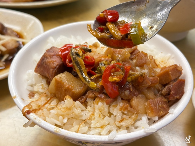 陳家莊滷肉飯 土城人氣小吃店 招牌豬腳香Q帶勁 小魚乾辣醬超下飯！ @兔貝比的菲比尋嚐