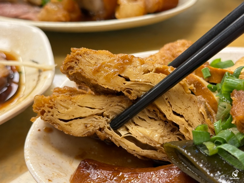 陳家莊滷肉飯 土城人氣小吃店 招牌豬腳香Q帶勁 小魚乾辣醬超下飯！ @兔貝比的菲比尋嚐