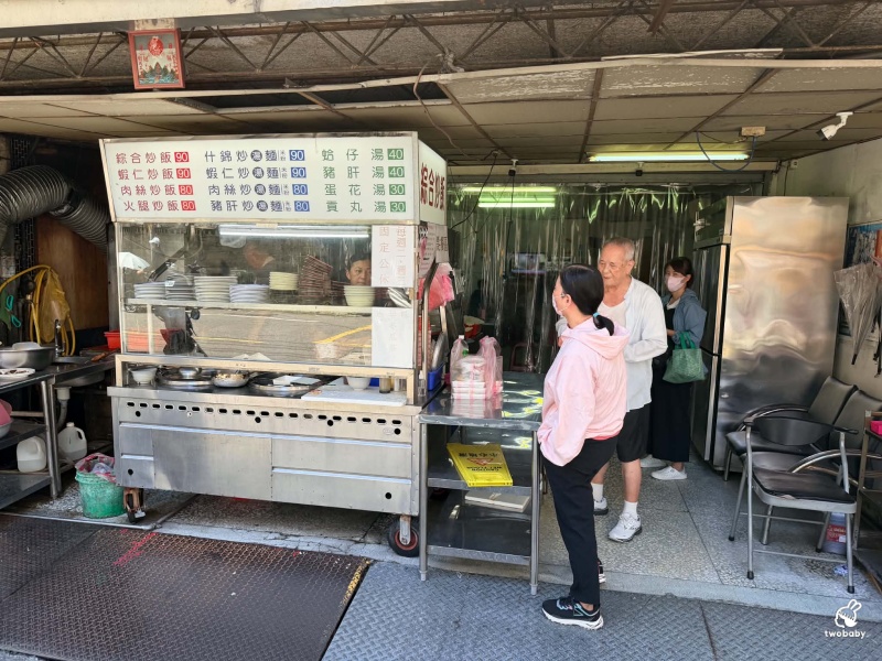 徐記綜合炒飯 在地人激推的炒飯 鑊氣十足粒粒分明 吃過就愛上！ @兔貝比的菲比尋嚐