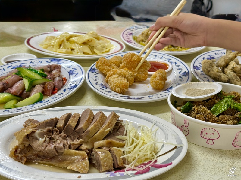 金山廟口金包里鴨肉ㄜ 廟口前人手端著一盤熱炒像不用錢似的 點滿滿一桌2000元有找! @兔貝比的菲比尋嚐 金山廟口金包里鴨肉ㄜ 廟口前人手端著一盤熱炒像不用錢似的 點滿滿一桌2000元有找! @兔貝比的菲比尋嚐