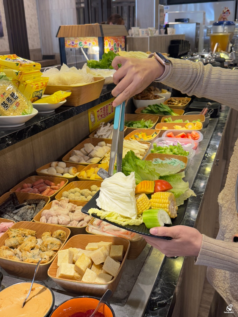饗食帝國蘆洲中原店 平日時段339元起鴛鴦火鍋自助吃到飽 打卡還送白蝦超划算！ @兔貝比的菲比尋嚐
