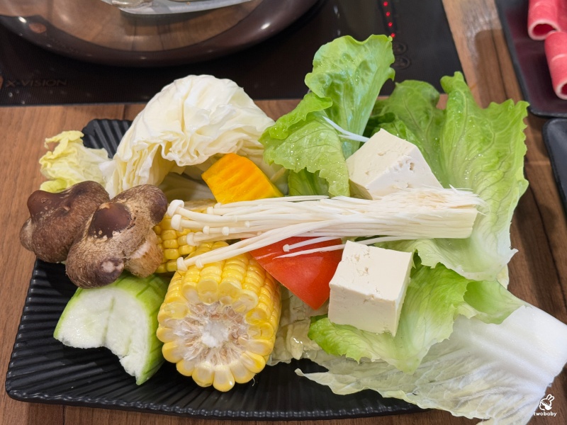 饗食帝國蘆洲中原店 平日時段339元起鴛鴦火鍋自助吃到飽 打卡還送白蝦超划算！ @兔貝比的菲比尋嚐
