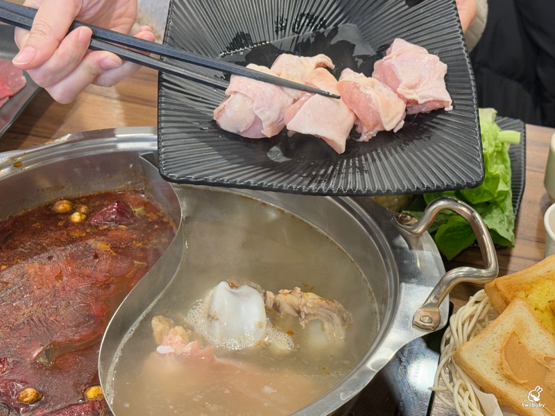 饗食帝國蘆洲中原店 平日時段339元起鴛鴦火鍋自助吃到飽 打卡還送白蝦超划算! @兔貝比的菲比尋嚐 饗食帝國蘆洲中原店 平日時段339元起鴛鴦火鍋自助吃到飽 打卡還送白蝦超划算! @兔貝比的菲比尋嚐