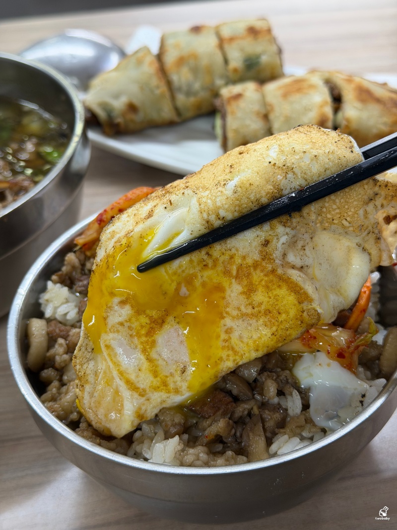 板凳麵 隱藏在巷弄中的眷村美食 現擀麵餅就是香 還有炙燒牛五花湯 濃郁醇厚也是必點! @兔貝比的菲比尋嚐 板凳麵 隱藏在巷弄中的眷村美食 現擀麵餅就是香 還有炙燒牛五花湯 濃郁醇厚也是必點! @兔貝比的菲比尋嚐