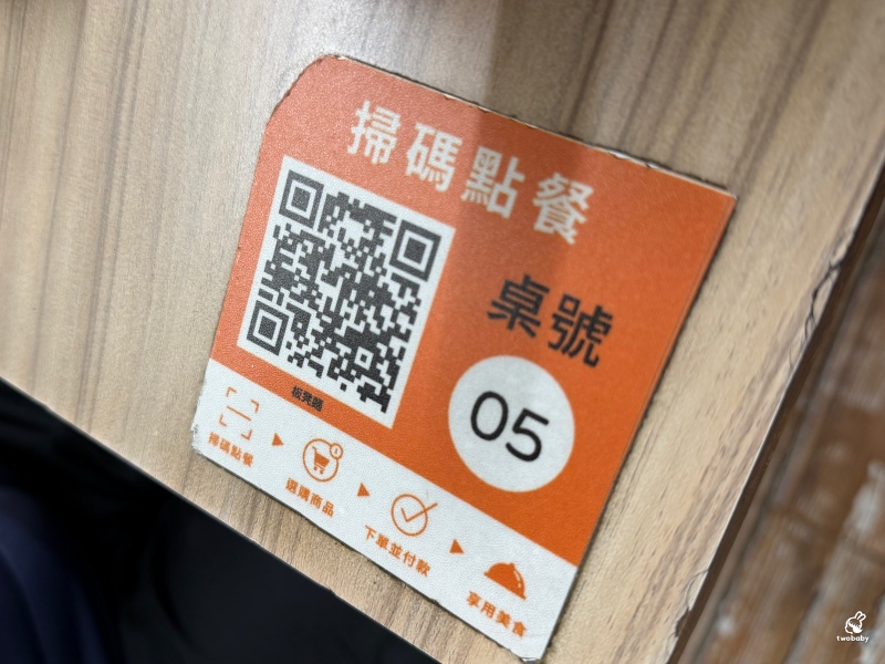 板凳麵 隱藏在巷弄中的眷村美食 現擀麵餅就是香 還有炙燒牛五花湯 濃郁醇厚也是必點！ @兔貝比的菲比尋嚐