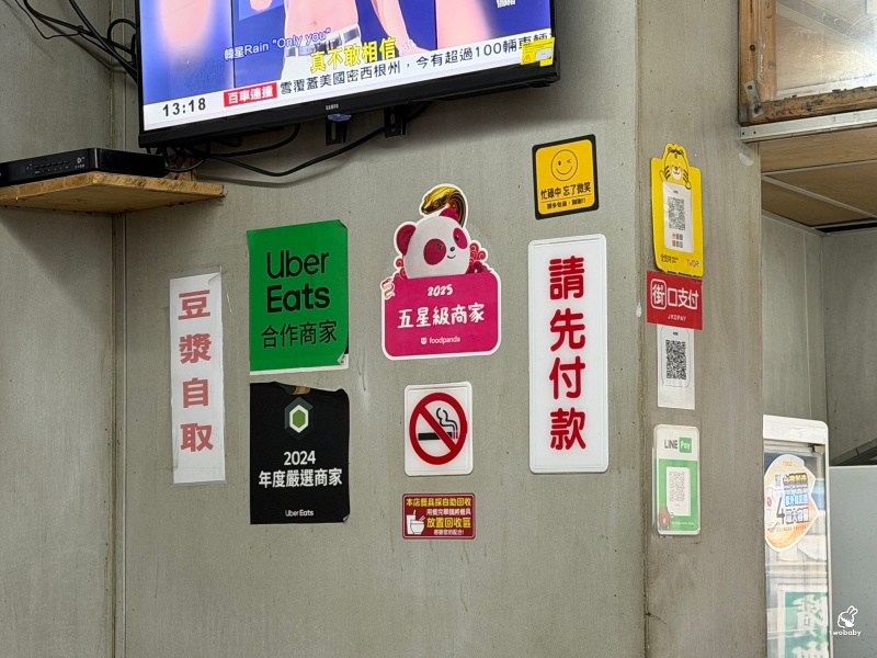 板凳麵 隱藏在巷弄中的眷村美食 現擀麵餅就是香 還有炙燒牛五花湯 濃郁醇厚也是必點！ @兔貝比的菲比尋嚐