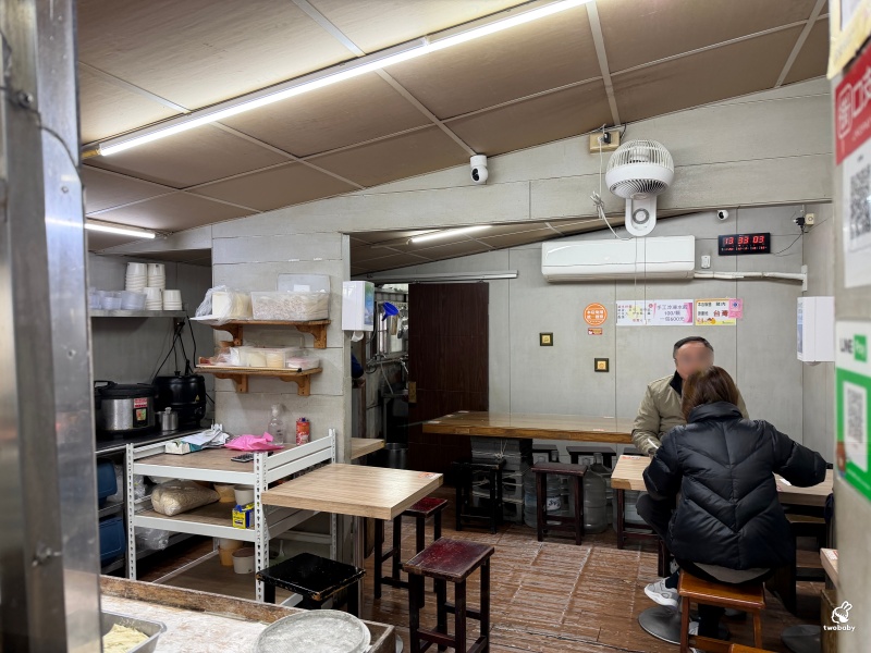 板凳麵 隱藏在巷弄中的眷村美食 現擀麵餅就是香 還有炙燒牛五花湯 濃郁醇厚也是必點! @兔貝比的菲比尋嚐 板凳麵 隱藏在巷弄中的眷村美食 現擀麵餅就是香 還有炙燒牛五花湯 濃郁醇厚也是必點! @兔貝比的菲比尋嚐