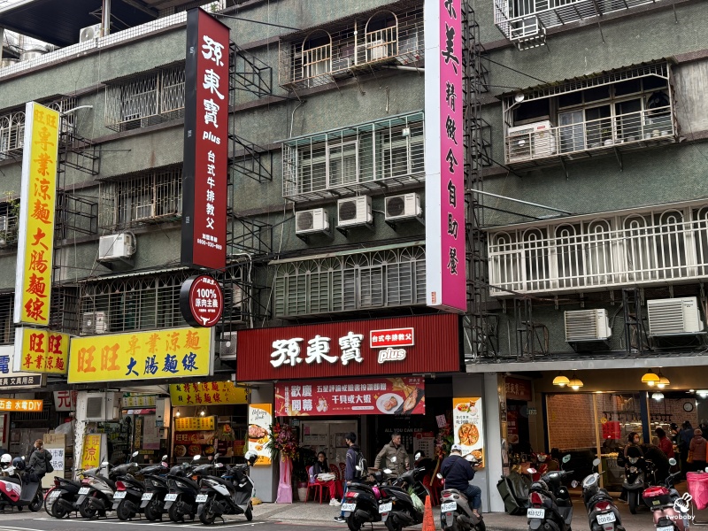 孫東寶台式牛排教父plus館板橋國慶店 新北第一家牛排教父Plus店 周邊吃到飽只要260元還免服務費 加20元就有排餐唷！ @兔貝比的菲比尋嚐