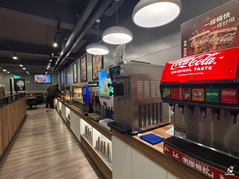 孫東寶台式牛排教父plus館板橋國慶店 新北第一家牛排教父Plus店 周邊吃到飽只要260元還免服務費 加20元就有排餐唷！ @兔貝比的菲比尋嚐