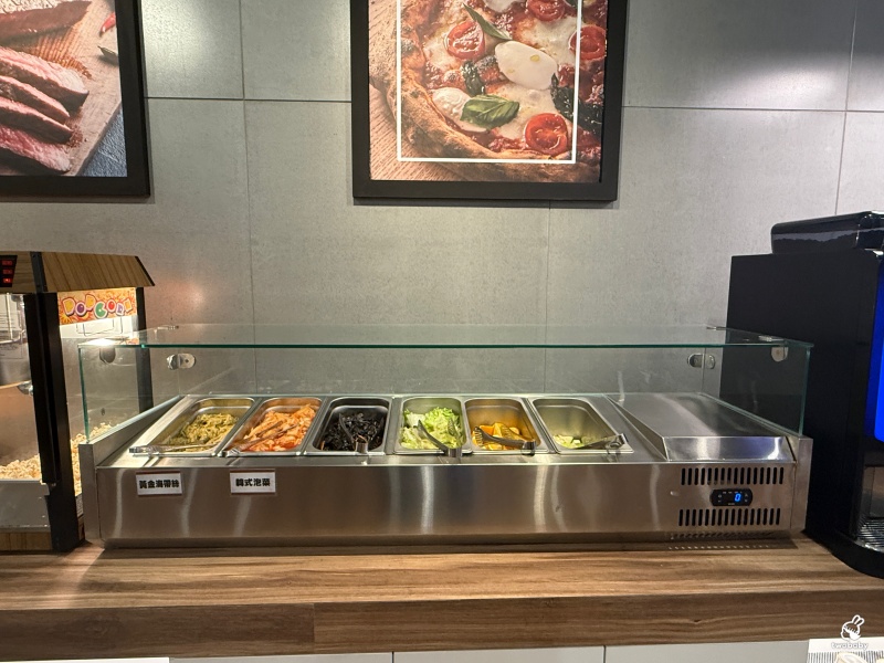 孫東寶台式牛排教父plus館板橋國慶店 新北第一家牛排教父Plus店 周邊吃到飽只要260元還免服務費 加20元就有排餐唷！ @兔貝比的菲比尋嚐