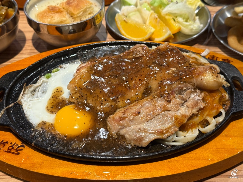孫東寶台式牛排教父plus館板橋國慶店 新北第一家牛排教父Plus店 周邊吃到飽只要260元還免服務費 加20元就有排餐唷！ @兔貝比的菲比尋嚐
