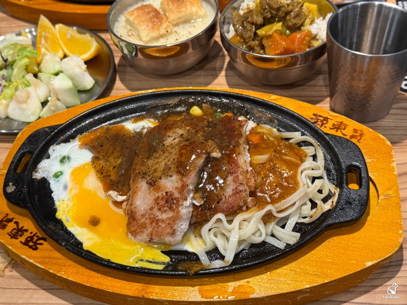 孫東寶台式牛排教父plus館板橋國慶店 新北第一家牛排教父Plus店 周邊吃到飽只要260元還免服務費 加20元就有排餐唷！ @兔貝比的菲比尋嚐
