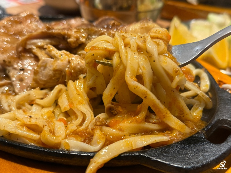 孫東寶台式牛排教父plus館板橋國慶店 新北第一家牛排教父Plus店 周邊吃到飽只要260元還免服務費 加20元就有排餐唷！ @兔貝比的菲比尋嚐
