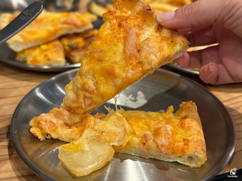 孫東寶台式牛排教父plus館板橋國慶店 新北第一家牛排教父Plus店 周邊吃到飽只要260元還免服務費 加20元就有排餐唷！ @兔貝比的菲比尋嚐