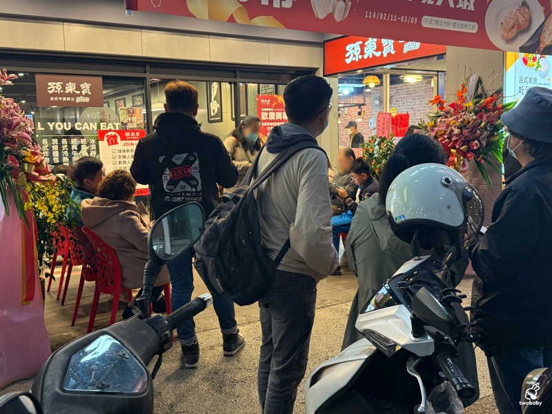 孫東寶台式牛排教父plus館板橋國慶店 新北第一家牛排教父Plus店 周邊吃到飽只要260元還免服務費 加20元就有排餐唷！ @兔貝比的菲比尋嚐