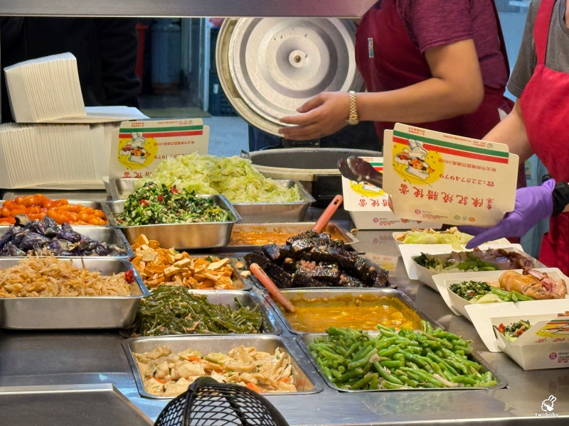 香港陳記燒臘便當 在地激推便當店 排隊人潮直接把店家包圍！ @兔貝比的菲比尋嚐