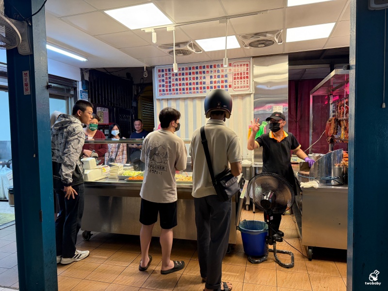 香港陳記燒臘便當 在地激推便當店 排隊人潮直接把店家包圍! @兔貝比的菲比尋嚐 香港陳記燒臘便當 在地激推便當店 排隊人潮直接把店家包圍! @兔貝比的菲比尋嚐