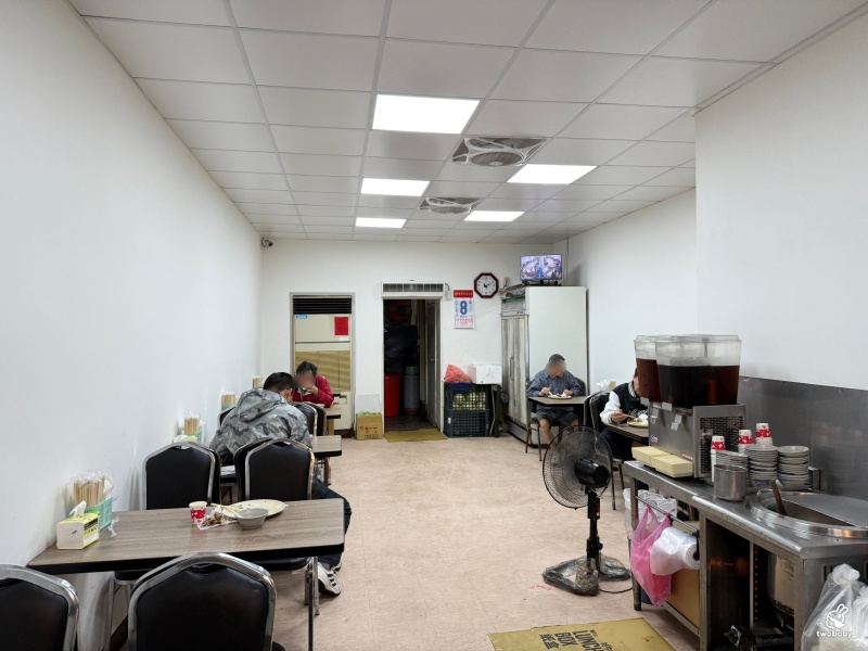 香港陳記燒臘便當 在地激推便當店 排隊人潮直接把店家包圍！ @兔貝比的菲比尋嚐