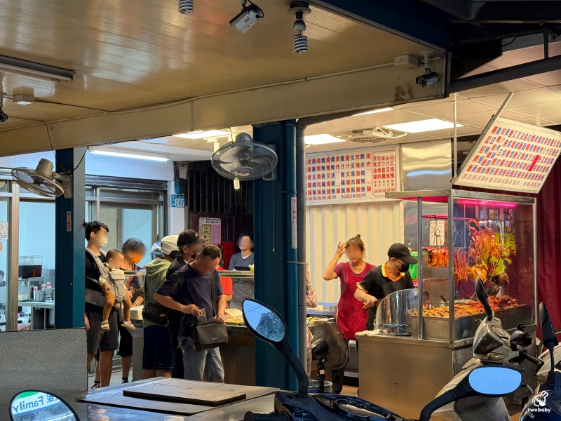 香港陳記燒臘便當 在地激推便當店 排隊人潮直接把店家包圍！ @兔貝比的菲比尋嚐