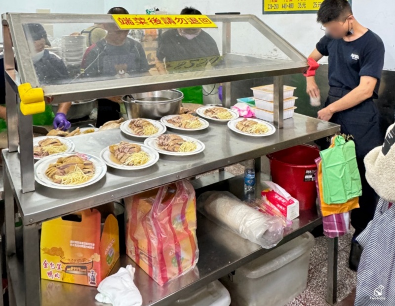 金山廟口金包里鴨肉ㄜ 廟口前人手端著一盤熱炒像不用錢似的 點滿滿一桌2000元有找! @兔貝比的菲比尋嚐 金山廟口金包里鴨肉ㄜ 廟口前人手端著一盤熱炒像不用錢似的 點滿滿一桌2000元有找! @兔貝比的菲比尋嚐